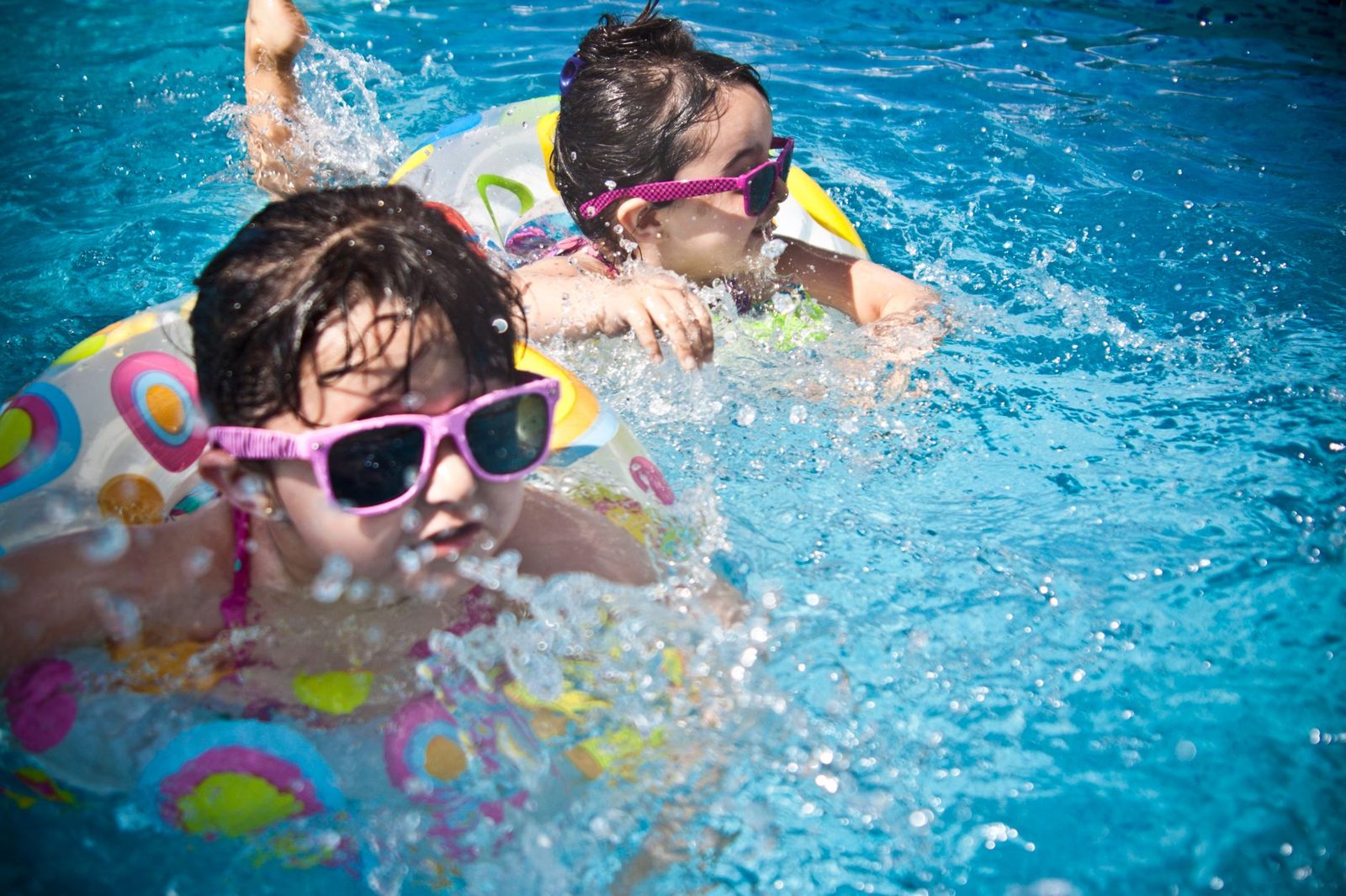 Budapest baths with kids: children playing in an outdoor swimming pool