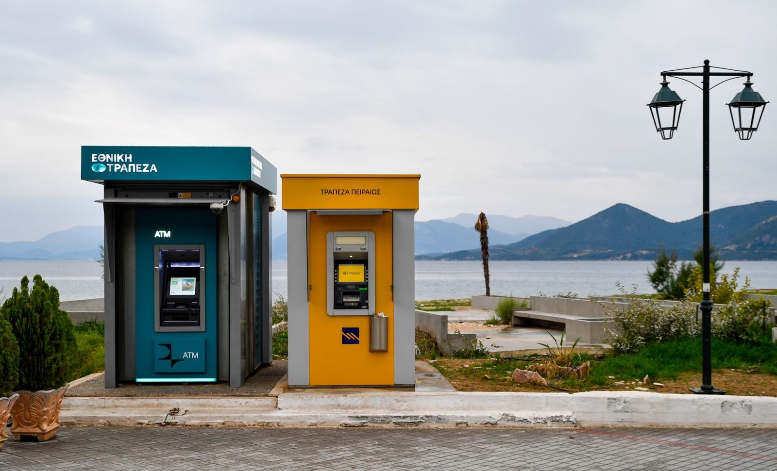 Withdrawing forints from a bank ATM, the cheapest way to get Budapest currency