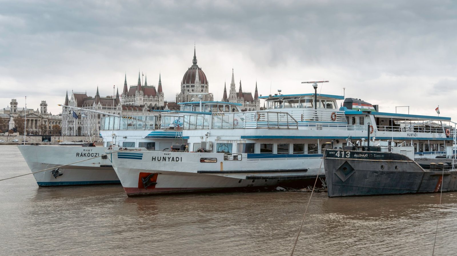 Family-friendly Danube cruise past the Budapest Parliament