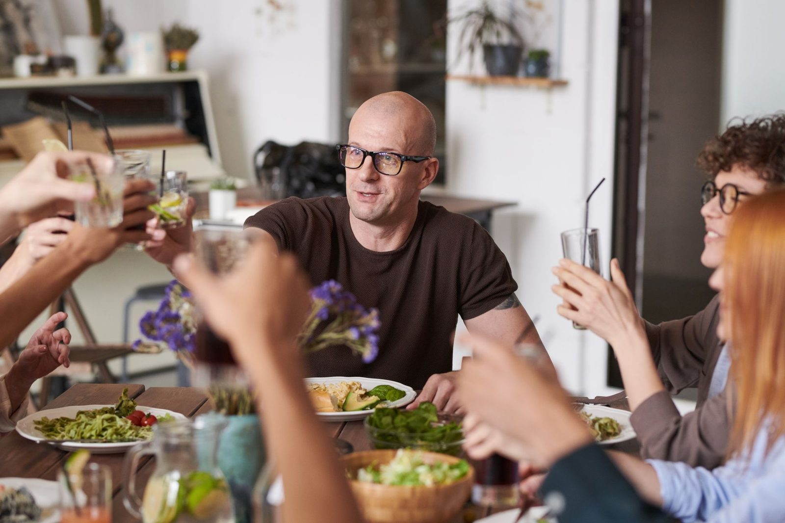 Family restaurants Budapest: a family eating together at a restaurant table