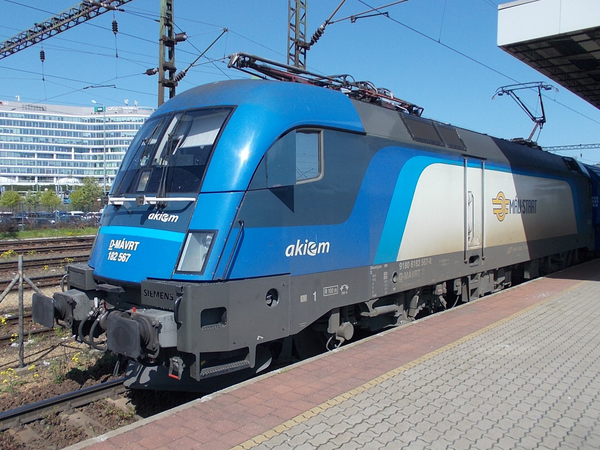 A blue MÁV-START electric locomotive at the head of a EuroCity train at Budapest-Kelenföld station